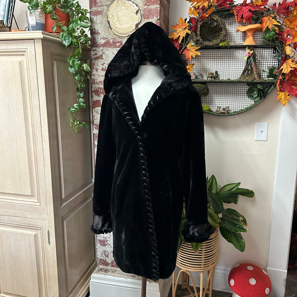 Vintage Y2K Faux Fur Coat with Hood and Detailed Trim Large